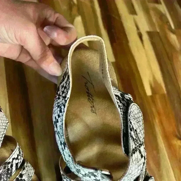 Tiki Slingback  women’s trotter snake skin sandals size 9.5. EUC - Picture 4 of 5